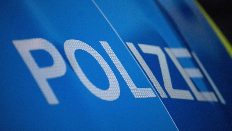 Symbolfoto: Im August 2023 wurde eine Frau in Moritzburg bedrängt. Mit einem Phantombild fahndet die Polizei nun nach dem Täter.