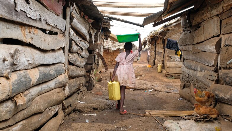 Wie Sabrinah Nassanga im Dorf Bugula nutzen im Mukono-Distrikt noch immer viele Menschen das Wasser des Viktoriasees, um ihre Wäsche zu waschen – und füllen es danach als Trinkwasser in ihre Kanister.