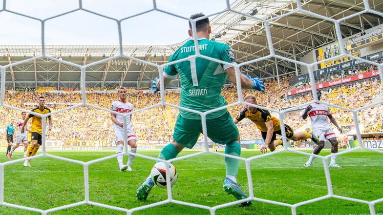 Der Treffer zum 2:0-Enstand: Durch die Beine von Stuttgarts Keeper Dennis Seimen köpft Tony Menzel den Ball ins Netz.