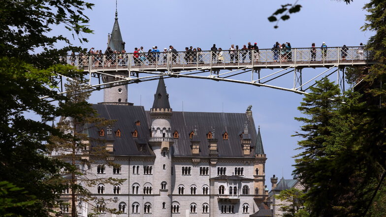Es war ein Verbrechen, das rund um den Globus für Entsetzen sorgte: Am Schloss Neuschwanstein soll ein US-Urlauber zwei Touristinnen angegriffen haben, eine Frau starb. Nun hat der Prozess gegen den Mann begonnen.