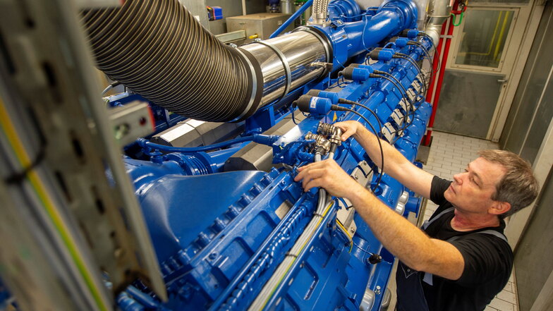 Erzeugt im Notfall nicht nur Wärme, sondern als Nebenprodukt auch Strom - der Rolls-Royce-Motor im Blockheizkraftwerk der Elblandklinik Radebeul.