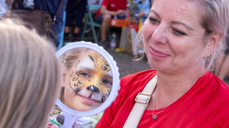 Chloe, (8), beim Kinderschminken auf dem Stadtfest.