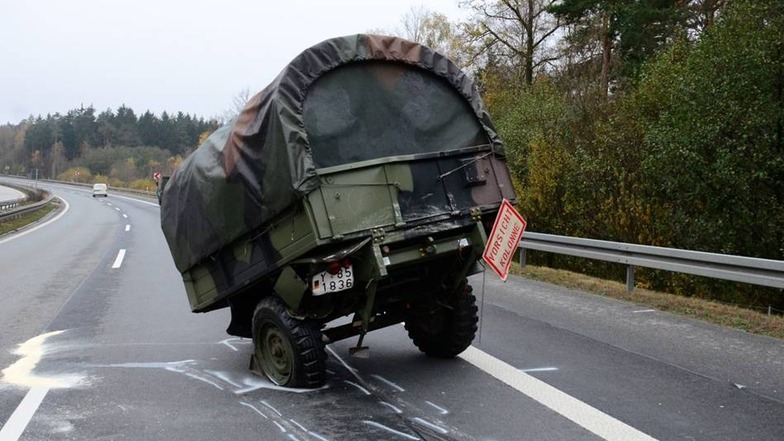 Fest steht nur: Gegen 13.30 Uhr war eine Kolonne der Bundeswehr zwischen Burkau und Ohorn unterwegs.