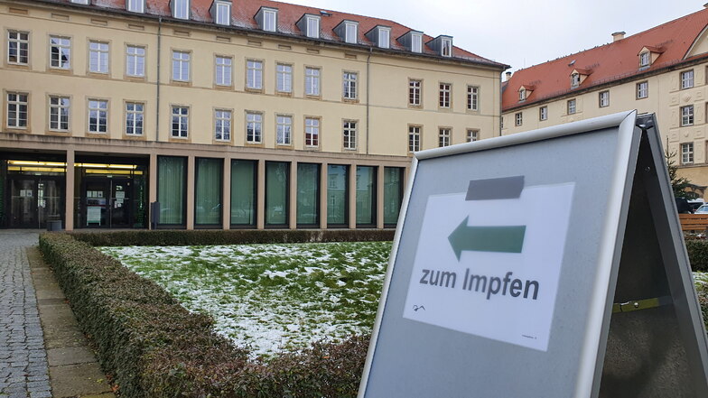 Das Landratsamt in Pirna wird ab 17. Januar wieder zur Impftstelle.