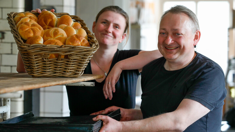 Bäckermeister Thomas Schulz und seine Verkäuferin Andrea Hilgert haben wieder gut Lachen. Nach dem Brand im März wird die Großschönauer Bäckerei am Montag wieder geöffnet.