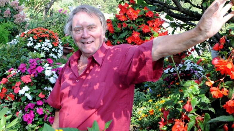 Helmut Fechner hat seinen Garten in Rietschen zu einem üppigen Blütenmeer gemacht – mit viel Liebe und einem grünen Daumen, wie er sagt.