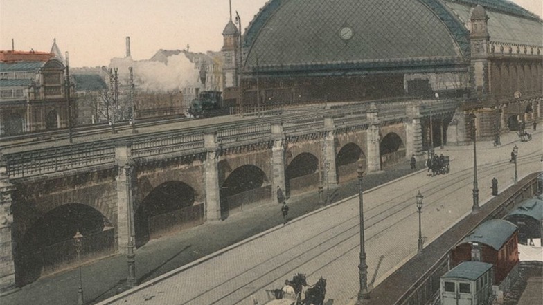Die Aufnahme aus dem Jahr 1910 zeigt, wie die Bahnsteighalle einst ausgesehen hat.