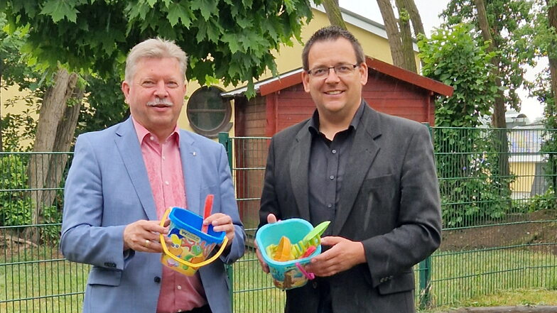 Im Juni weihte Oberbürgermeister Bert Wendsche (l.) mit Silvio Kockentiedt auf einem Spielplatz eine Kiste mit Sandspielzeug ein.
