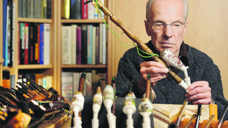 Diese Pfeife mit dem Pfeifenkopf aus Porzellan und dem langen Pfeifenhals ist eine von Günter Thiemes Raritäten.