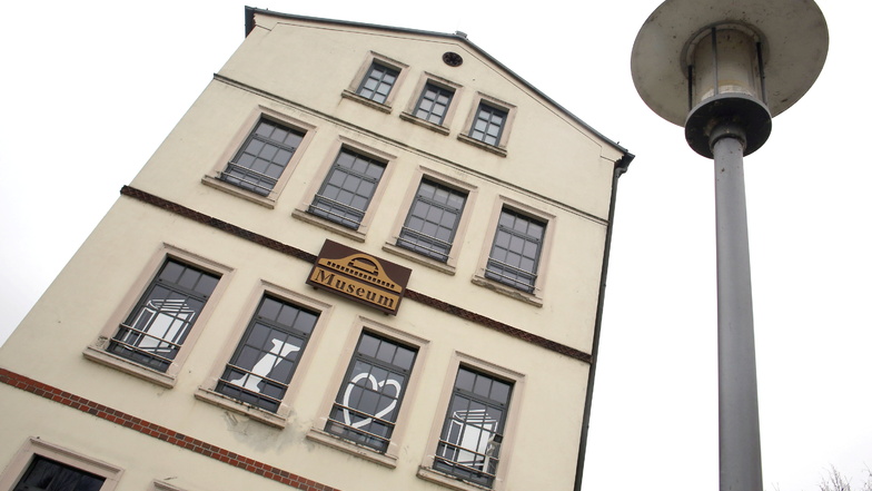 Im Gebäude des Technischen Museums der Bandweberei in Großröhrsdorf befindet sich auch die Stadtbibliothek. Sie soll jetzt nach einem Mann benannt werden, der für die Entwicklung der Stadt wichtig war.