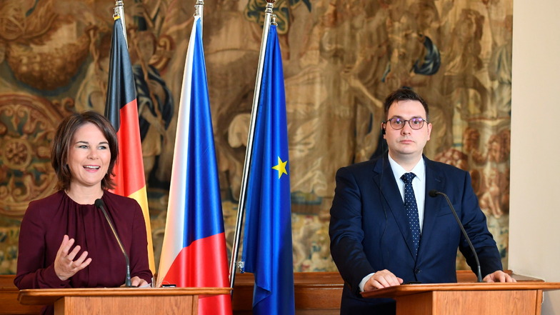 Bei ihrem Besuch in Prag sprach Außenministerin Annalena Baerbock mit ihrem tschechischen Amtskollegen Jan Lipavsky auch über die aktuelle Waldbrandsituation an der Grenze.