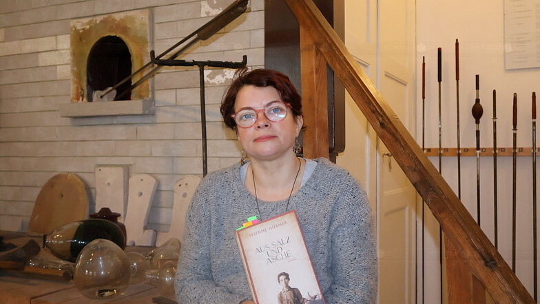 Ivonne Hübner mit ihrem achten Roman "Aus Salz und Asche" im Glasmuseum ihrer Geburtsstadt Weißwasser.