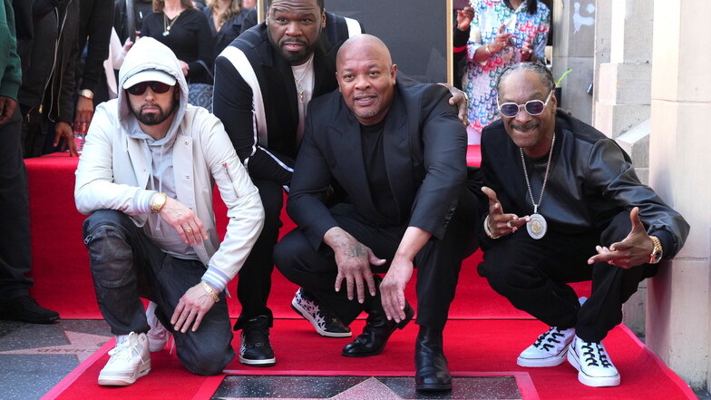 Eminem (l-r), 50 Cent, Dr. Dre und Snoop Dogg nahmen an einer Zeremonie teil, bei der Dr. Dre mit einem Stern auf dem Hollywood "Walk of Fame" geehrt wurde