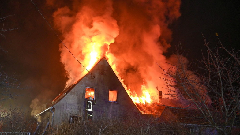 Am Mittwochabend kam es in Crosta bei Großdubrau zu einem verheerenden Wohnhausbrand. Einsatzkräfte fanden die Bewohnerin leblos vor.