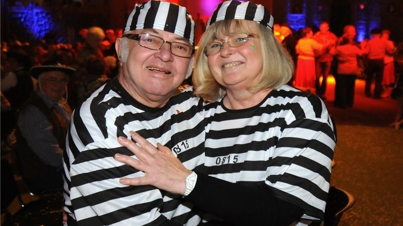Gerd und Ilona Koppe aus Kroptewitz hatten sich für den Generationenfasching des Leisniger Carneval Clubs am Sonntag als Häftlinge verkleidet. Für die Karnevalisten war es ein hartes Wochenende. Drei Veranstaltungen hatten sie zu bestreiten. Am Freitag wa