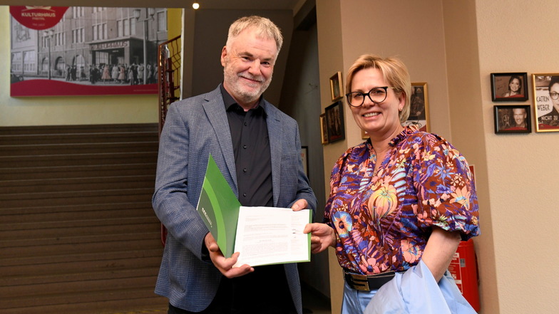 Sachsens Kulturministerin Barbara Klepsch übergab am Montag einen Förderbescheid für das Kulturhaus an Freitals Oberbürgermeister Uwe Rumberg.