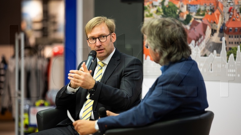 Im Herbst 2018 war Jörg Scharfenberg (li.), Geschäftsführer des Lausitzer Seenland-Klinikums, zu Gast bei Tageblatt-Redaktionsleiter Uwe Schulz beim Stadtgespräch im Lausitz-Center.