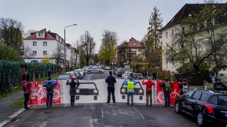 Auf der Gostritzer Straße in Dresden zeigten ADFC-Mitglieder im Rahmen einer Demonstration den von ihnen gewünschten Straßenquerschnitt.