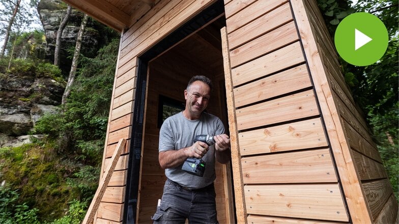 Zimmerermeister Stanley Michael aus Ulbersdorf hat die neuen Waldtoiletten im Nationalpark gebaut. Nicht nur für ihn ist das eine Premiere.