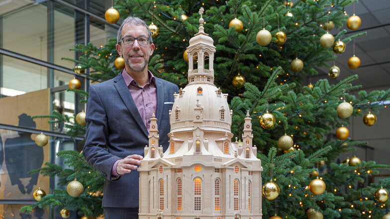 600 Stunden Arbeit stecken im maßstabsgetreuen Nachbau der Dresdener Frauenkirche, den Alexander Müller angefertigt hat. Das Modell ist jetzt in der Volksbank Bautzen zu sehen.