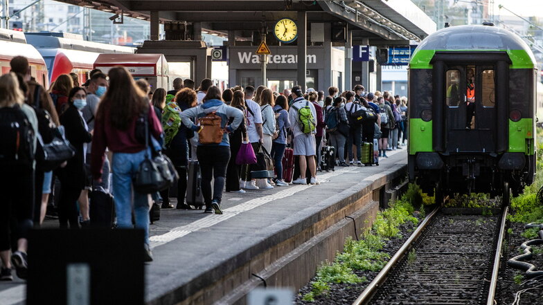 Viel mehr Menschen als üblich warten am Stuttgarter Hauptbahnhof auf den einfahrenden Flixtrain-Zug mit Ziel Berlin Hbf.