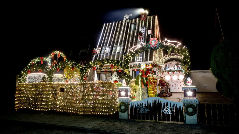 Rund 60.000 Lichter erstrahlen am weihnachtlich geschmückten Haus der Familie Borchart in Delmenhorst. Vermutlich wegen des Stromverbrauchs bekamen sie Drohbriefe.