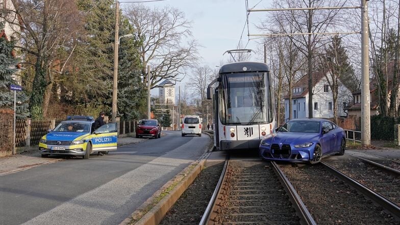 BMW stößt in Dresden mit Straßenbahn zusammen