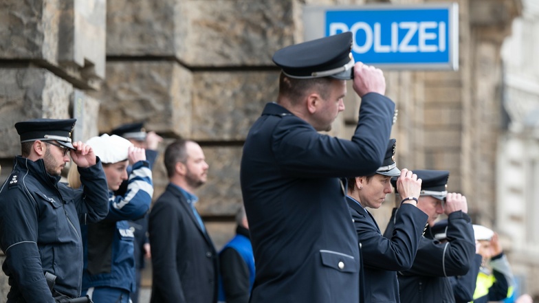 Mitarbeiter der Polizei nehmen vor der Polizeidirektion Dresden an einer Schweigeminute für die in Rheinland-Pfalz getöteten Polizisten teil.