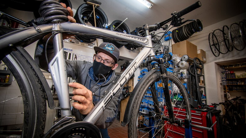 Viel zu tun gibt es in der Werkstatt von Radsport Döbeln. Rad fahren ist im Trend. Hier schraubt Jens Böber an einem Fahrrad.