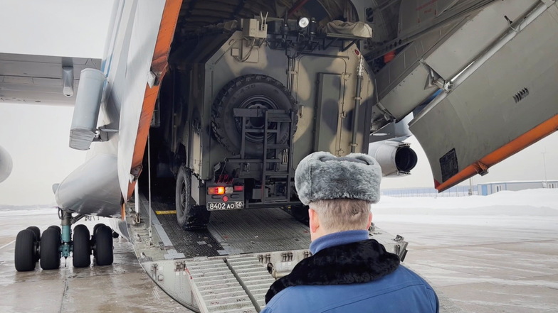 Russische Soldaten besteigen ein Fahrzeug eines russischen Militärflugzeugs auf einem Flugplatz außerhalb Moskaus, um nach Kasachstan zu fliegen.