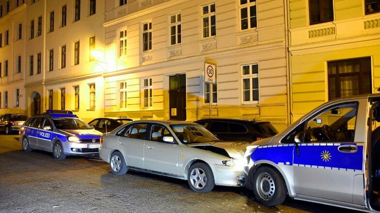 Auf der Leipziger Straße landete das Fluchtfahrzeug in der Polizeiklammer.