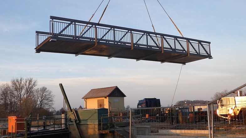 Ende 2021 wurde eine Aluminium-Brücke am Verteilerwehr eingebaut. Die Fertigstellung der Anlage verzögert sich jedoch.