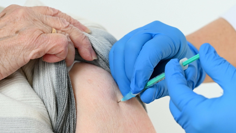 Eine Seniorin bekommt ihre Impfung gegen Covid-19. In Sachsen sollen bald auch Hausärzte Impfungen anbieten können.