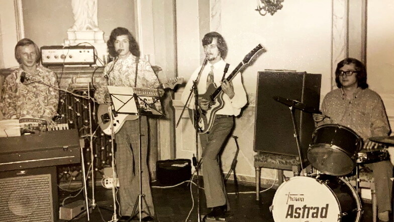 Die Astrad-Combo war von 1973 bis 1974 die Hauskapelle im Barockschloss Rammenau. Hartmut Reichelt (2.v.r.) spielte dabei eine der beiden Gitarren.