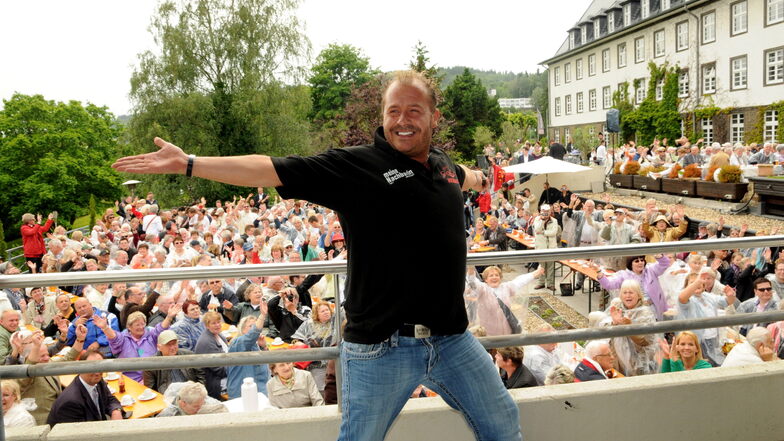 300 Auftritte pro Jahr: Willi Herren 2012 vor dem Kurhaus in Bad Münstereifel bei Heinos Open-Air-Veranstaltung "16 Jahre Heino Cafè Geburtstag".
