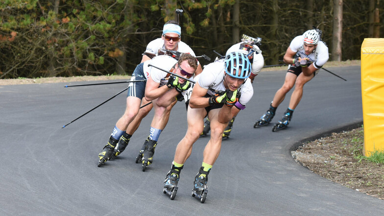 Die Sommer-Variante des Biathlons auf Rollski