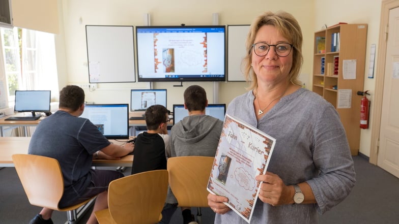 Lehrerin Anette Wersig mit ihren Schüler-Reportern Jonas, Luca und Alexander bei der Arbeit für den Jahn-Kurier.