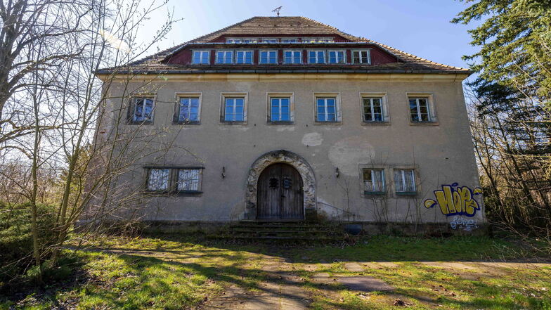 Eines der Gebäude auf der Schlossinsel Grillenburg, die leer stehend dem Verfall preisgegeben sind.