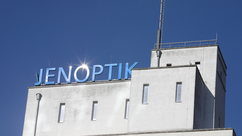 Die Sonne spiegelt sich im Schriftzug "Jenoptik" auf dem Dach des Konzernsitzes in Jena.