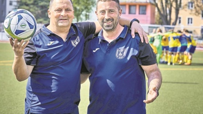 Chefcoach Knuth Müller (links) und Co-Trainer Jörg Niepel sind stolz auf die Leistungen ihrer Fußballmädels.