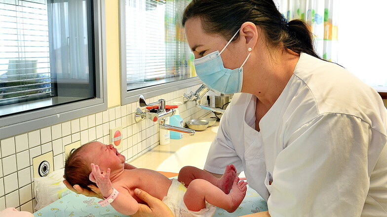 Kinderärztin Susanna Katrin Bosler vom geburtshilflichen Team des Krankenhauses Mittweida kümmert sich um Lina