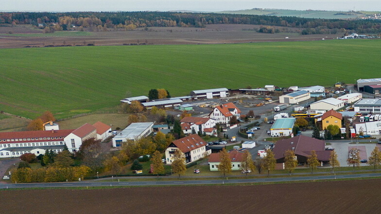 Auf der Westseite des Gewerbegebietes Reinholdshain (im Bild links) wird vorerst keine Fotovoltaikanlage errichtet.