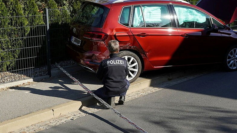 Bei einem Unfall am 3. November in Salzenforst wurde ein VW Golf in einen Grundstückszaun geschleudert.