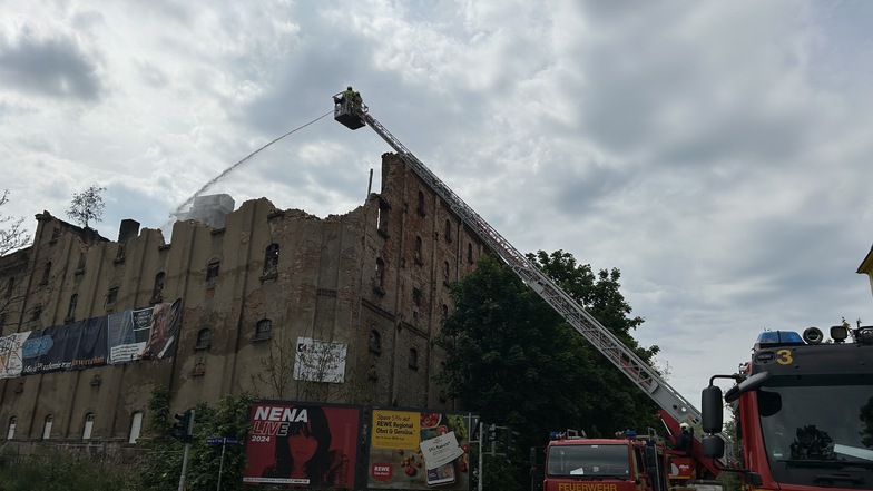 Großbrand in Industriebrache in Dresden: Feuerwehr bekämpft Glutnester - Kriminalpolizei ermittelt