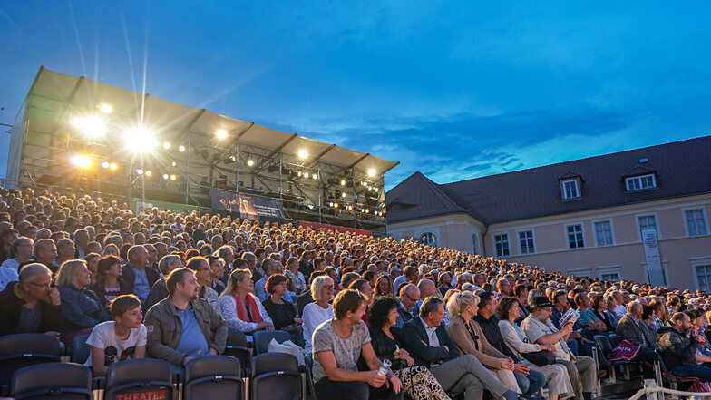Volle Zuschauerränge – das ist auch beim 25. Bautzener Theatersommer zu erwarten. Ab 25. Juni jagt Sherlock Holmes im Ortenburghof das Biest von Bautzen.