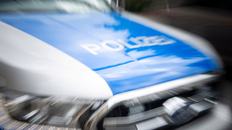 Die Dresdner Polizei ermittelt zu einem Verkehrsunfall, bei dem eine 73-jährige Radfahrerin schwer verletzt wurde.
