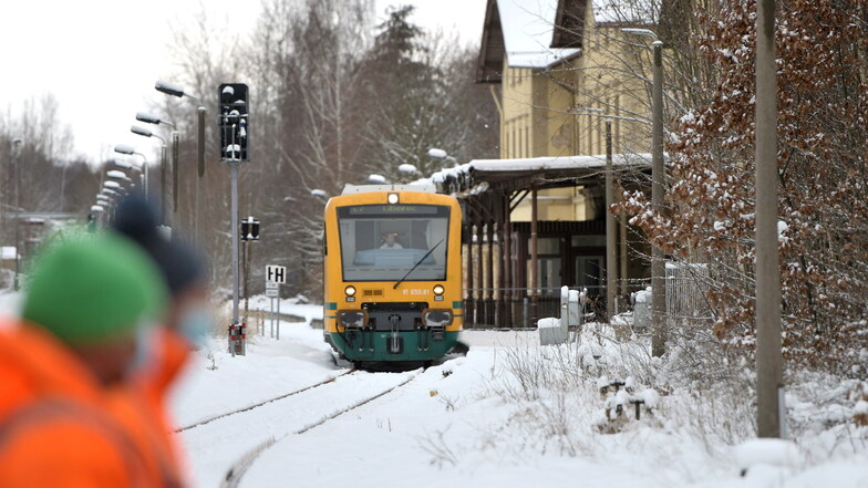 Nach acht Jahren Stillstand: Züge rollen wieder bis Seifhennersdorf