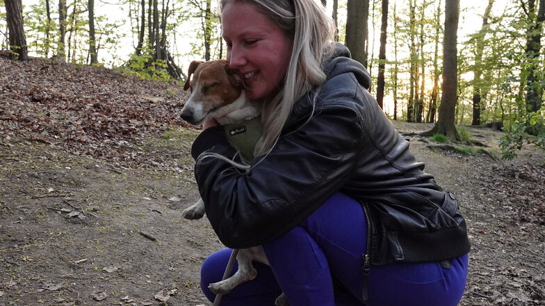 Wieder da: Cindy Bach hält glücklich ihren Jack-Russell-Terrier in den Armen. Die Hündin war stundenlang in einem Fuchsbau verschwunden.