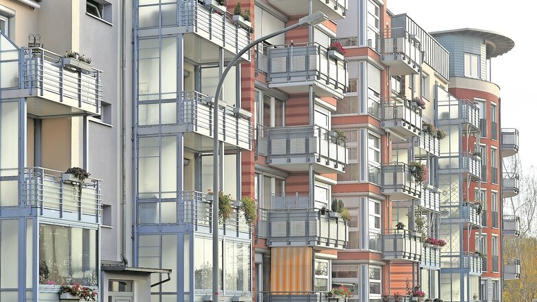 Ordentlich saniert und wieder richtig nachgefragt – die Plattenbauten in Coswig. Zu bekommen ist hier eine Wohnung vor allem über Nachfrage im Wohnungsbauunternehmen, auch für junge Familien.