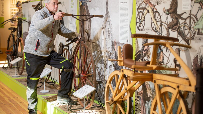 Steffen Stiller leitet die Sächsische Fahrraderlebniswelt auf dem Weinböhlaer Kirchplatz. Hier rückt der einstige DDR-Meister im Kunstradfahren einen Urahnen unseres heutigen Fahrrades zurecht.
